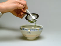抹茶をふるう