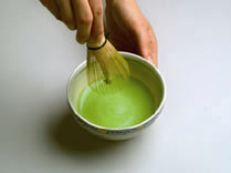 中央に泡が盛り上がるように、静かに茶筅を上げます。